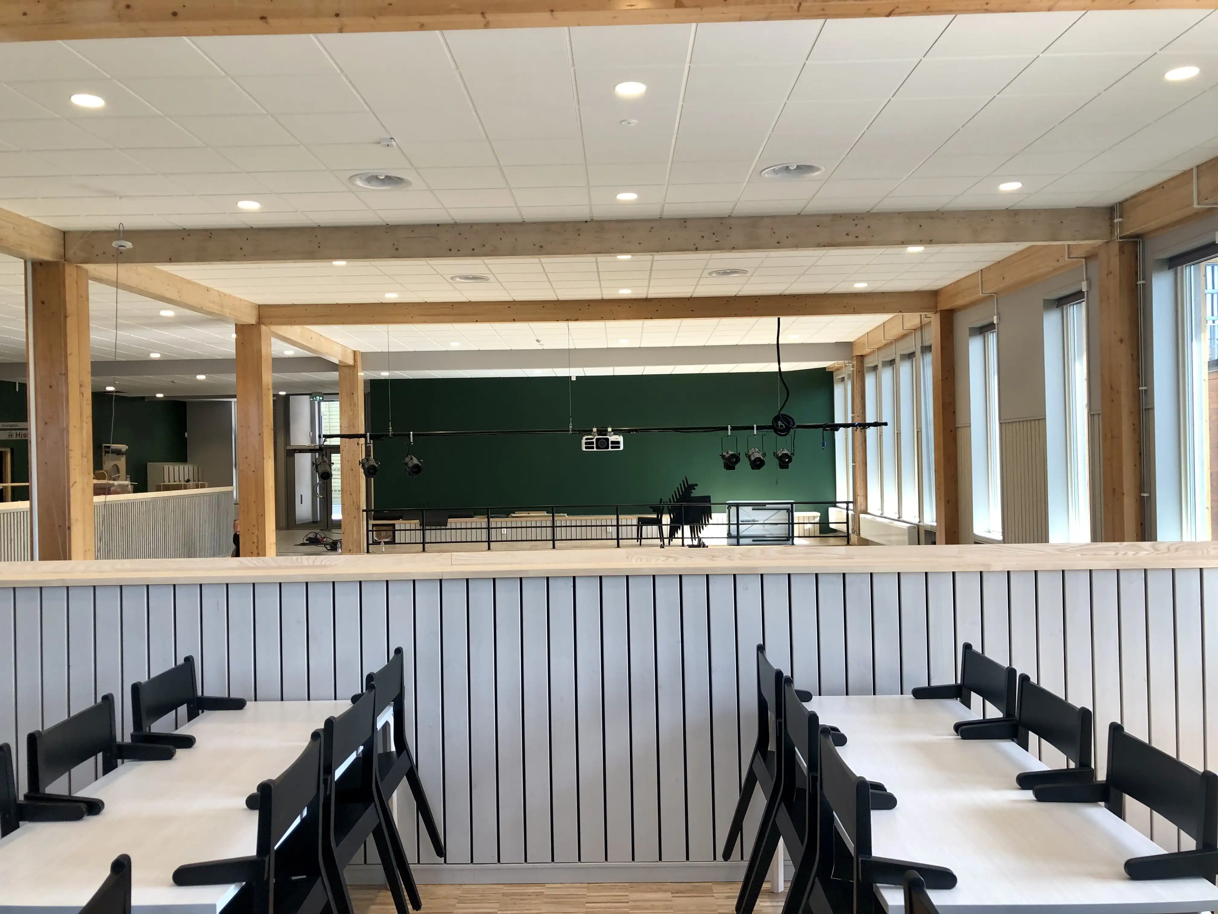 Frontljusrå med projektor i Minnebergsskolans aula
